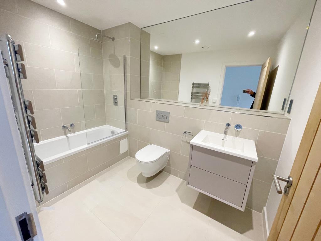 Lot: 16 - TWO-BEDROOM APARTMENT IN MODERN BLOCK WITH SEA VIEWS - Bathroom